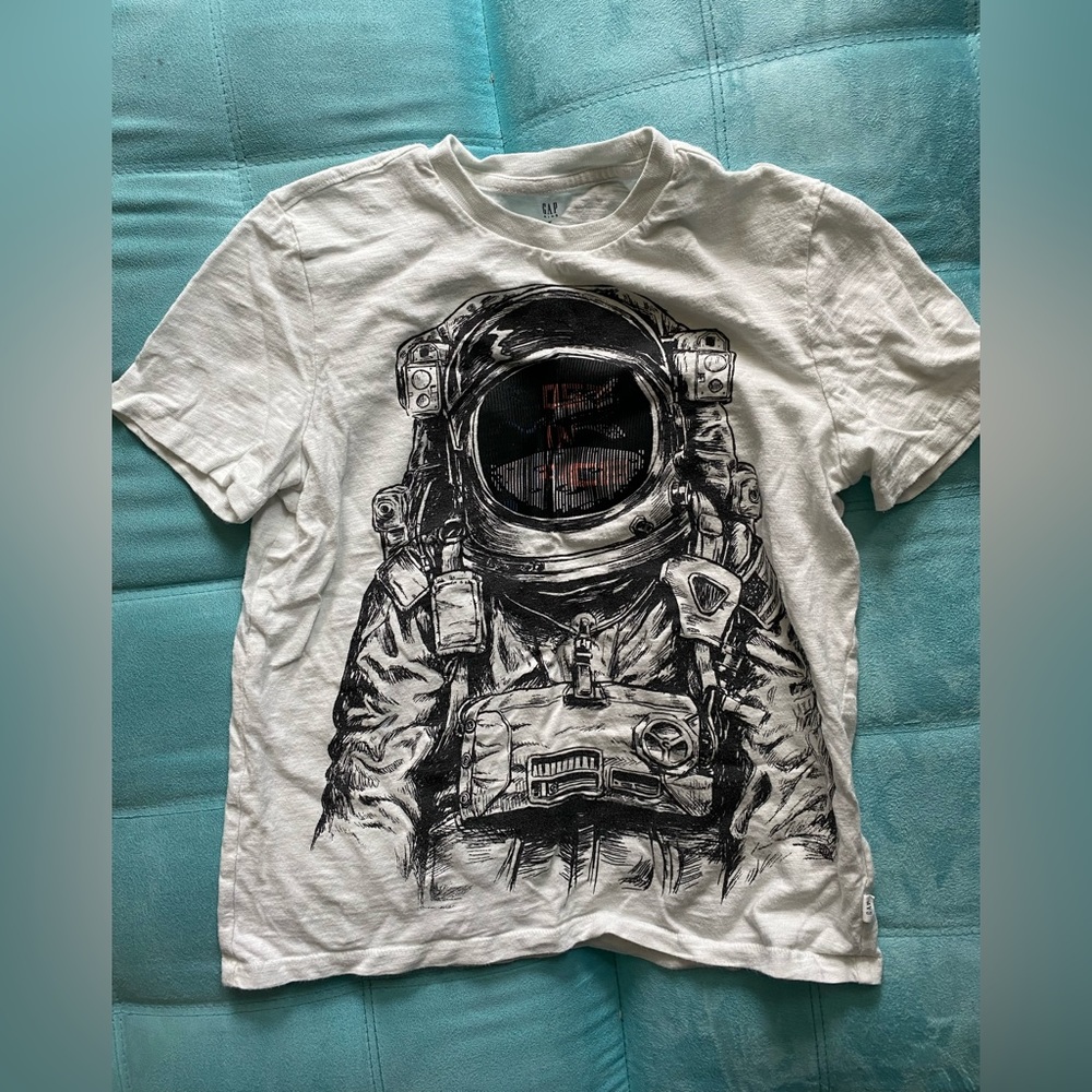 GAP lost in space illusion tshirt (image changes). Like new. No pet/smoking home